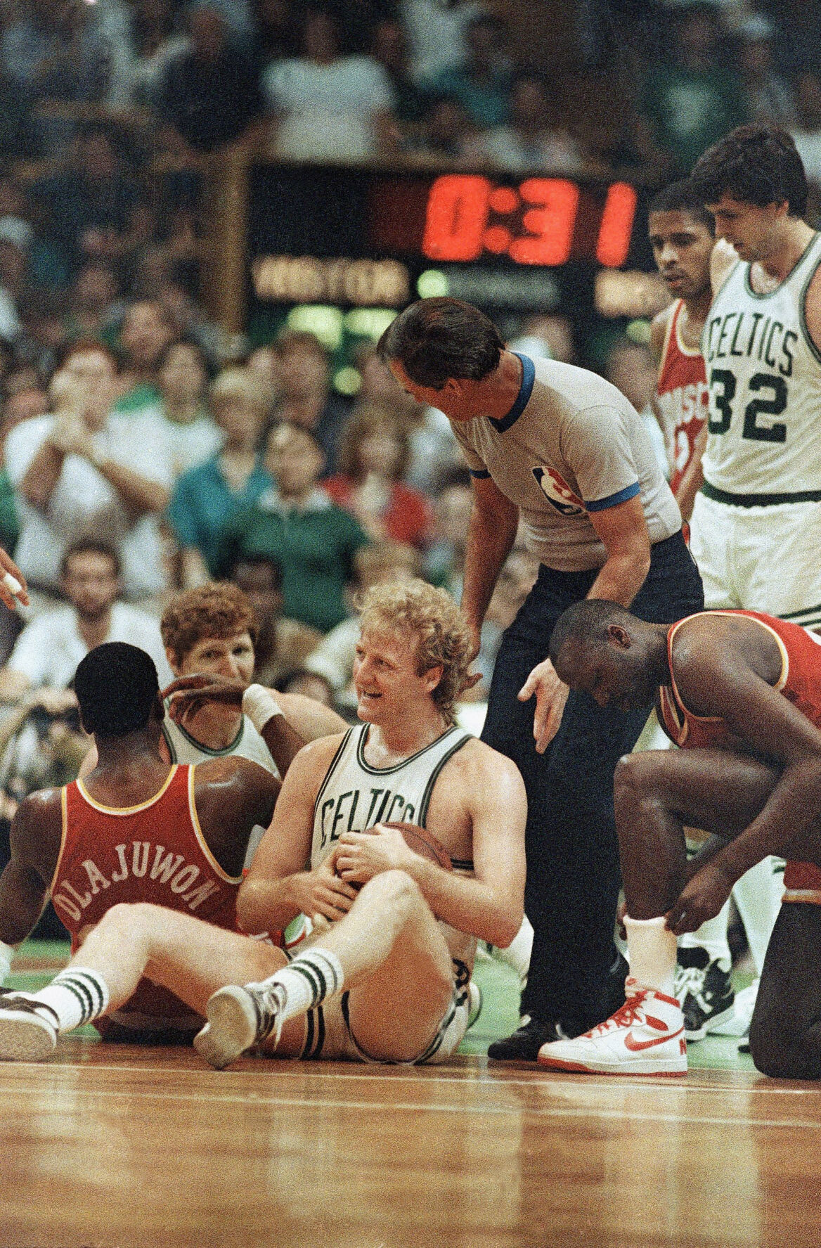 1986: Larry Bird leads Celtics to their 16th NBA title